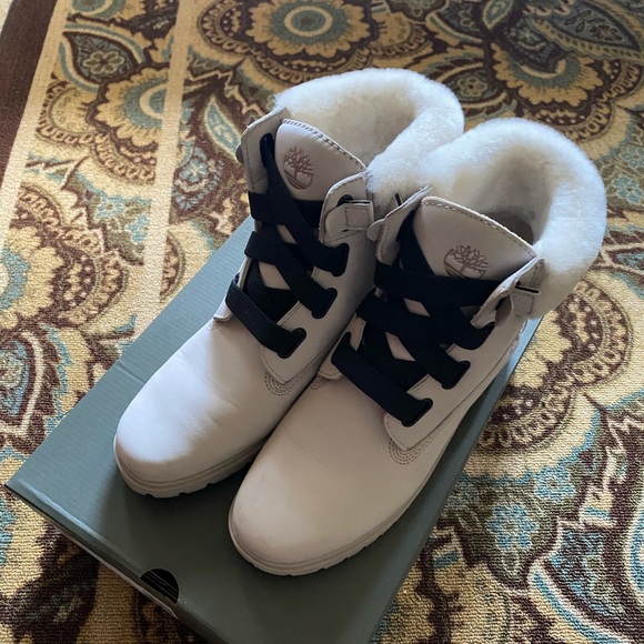 Women’s Size 8 Timberland Boots - Picture 3 of 5